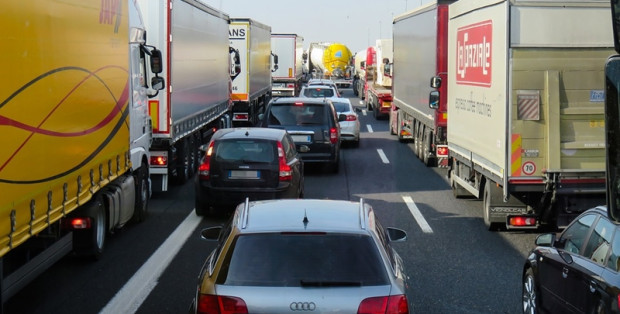 Korek na S8 w Warszawie. Zderzenie osobówki z ciężarówką na wysokości Białołęki