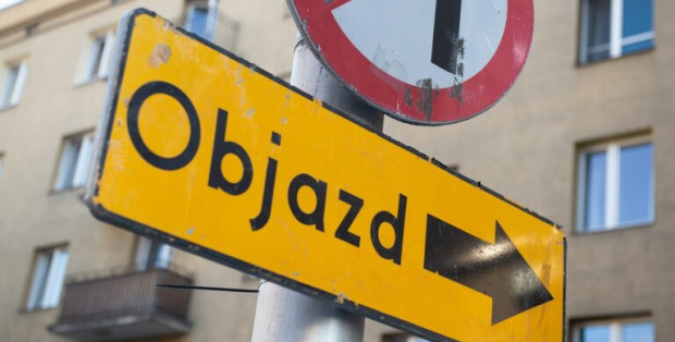 Zmiany w ruchu w kilku dzielnicach Warszawy. Utrudnienia aż do wtorku [MAPY]