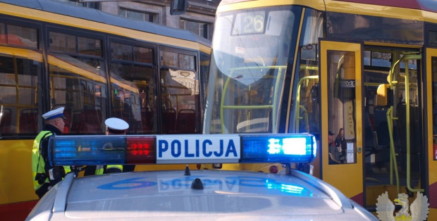 Samochód zderzył się z tramwajem na Pradze Południe [UTRUDNIENIA]