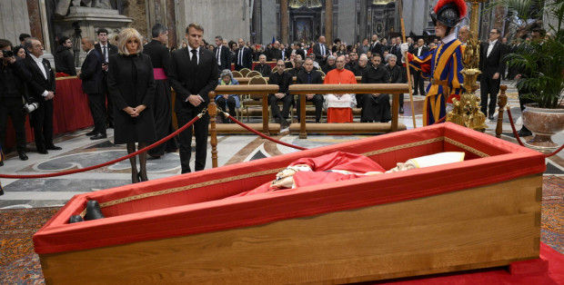 W bazylice św. Piotra odbyła się ceremonia zamknięcia trumny z ciałem papieża