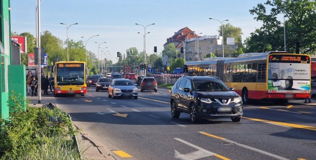 Kilkukilometrowy korek na Wisłostradzie. Duże utrudnienia na Czerniakowskiej [SPRAWDŹ]