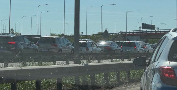 Wypadek na zjeździe z trasy S2 na S17 w gminie Wiązowna. Są utrudnienia