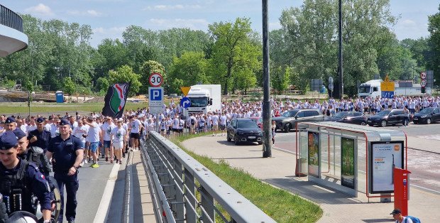 Paraliż miasta. Kibice Legii idą na Stadion Narodowy [ZOBACZ]
