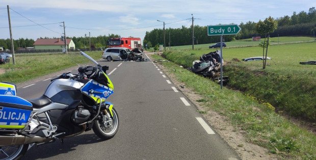 Czołowe zderzenie pod Płockiem. Cztery osoby trafiły do szpitali
