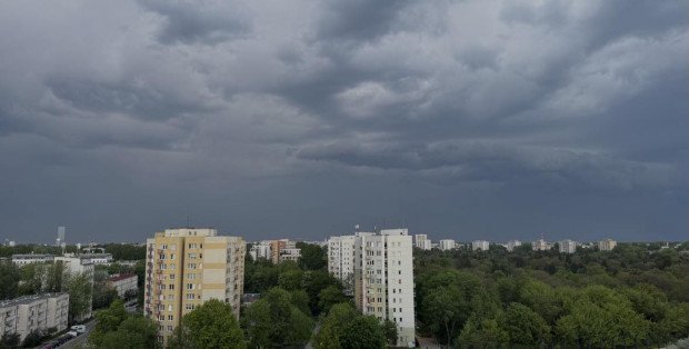 Burze na Mazowszu. Możliwe porywy wiatru do 90 km/h [ALERTY IMGW I RCB]