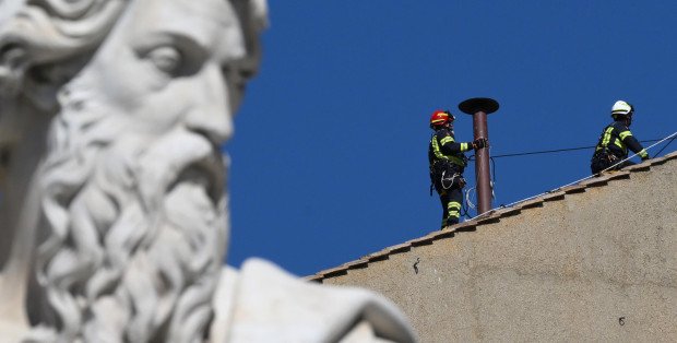 Zbliża się konklawe. Co robili strażacy na dachu Kaplicy Sykstyńskiej?