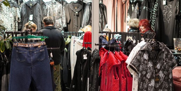 Hala targowa przy Modlińskiej zamknięta. Kupcy chcą siłą wejść do obiektu