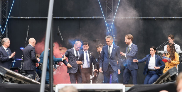 Incydent z udziałem premiera Donalda Tuska podczas obchodów Dnia Wyzwolenia