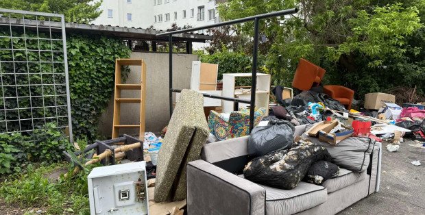 Kosze puste, a śmieci na chodniku. Osiedlowe wysypisko na Pradze Północ