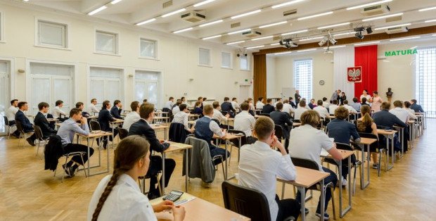 Kolejne zdjęcia arkusza maturalnego w sieci. CKE o ujawnieniu egzaminu z matematyki [SPRAWDŹ]