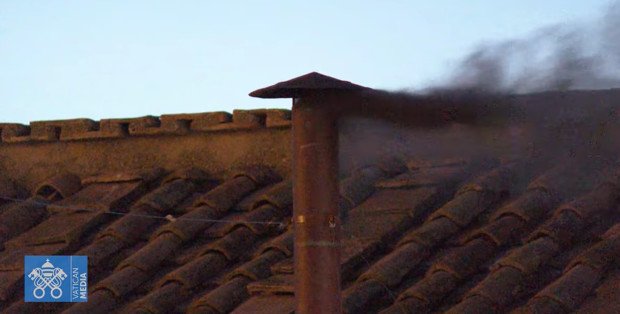 Czarny dym po pierwszym głosowaniu. Kardynałowie nie wybrali papieża