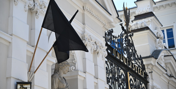 Atak siekierą na UW. Co robić? Ekspert: Najważniejsza jest ucieczka