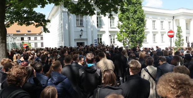 Atak siekierą na UW. Prokuratura chce postawić 22-latkowi trzy zarzuty