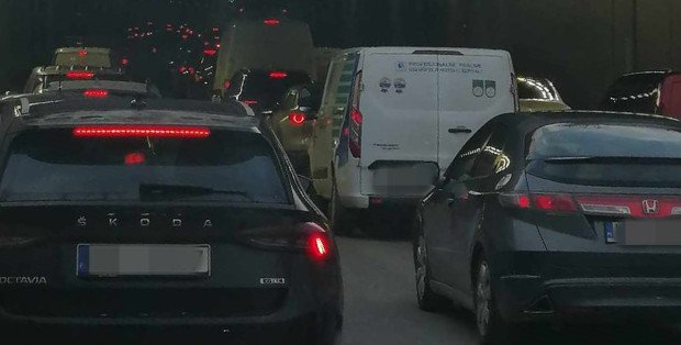 Blokada aktywistów na S8. Duże utrudnienia na trasie [SPRAWDŹ]