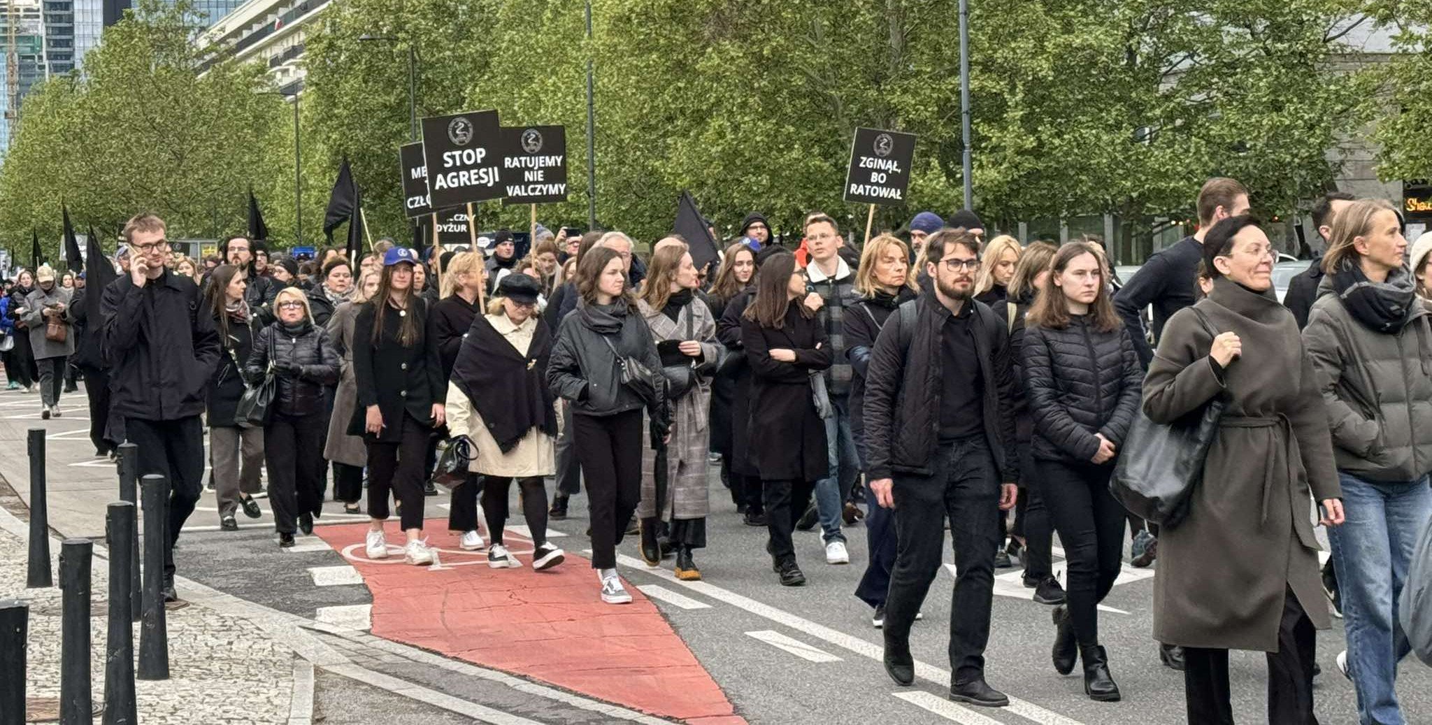 Marsz milczenia medyków. Przeszli przez Warszawę domagając się poprawy bezpieczeństwa