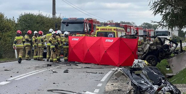 Czołowe zderzenie na DK 12 pod Radomiem. Nie żyje jedna osoba [UTRUDNIENIA]