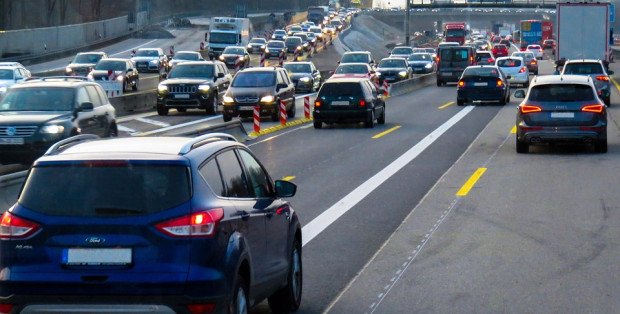 Wielokilometrowy korek na S2 w Warszawie. Doszło do dwóch kolizji [UTRUDNIENIA]