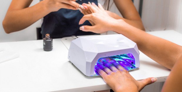 Zestaw do stylizacji paznokci metodą hybrydową – co powinno się w nim znaleźć?