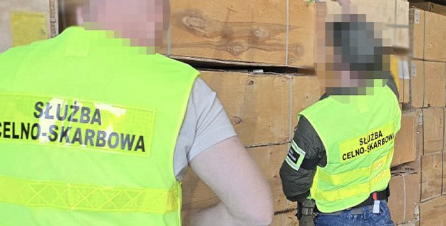 Import białoruskiej i rosyjskiej sklejki brzozowej. Mazowiecka KAS zatrzymała trzy osoby