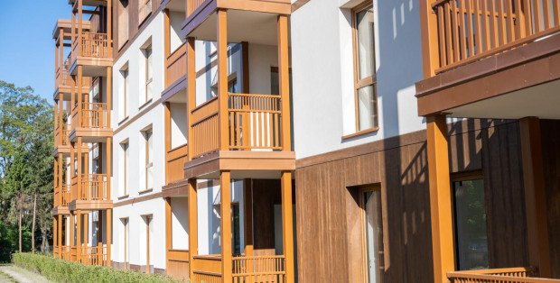 Nowy budynek TBS w Falenicy gotowy na przyjęcie mieszkańców. Nawiązuje do stylu „świdermajer”