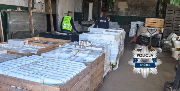 Akcja policji w gospodarstwie k. Grójca. Funkcjonariusze znaleźli 11 ton nielegalnych pestycydów