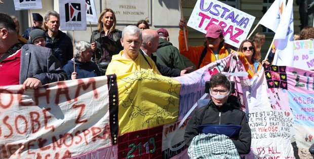 Protest osób z niepełnosprawnościami przed kancelarią premiera