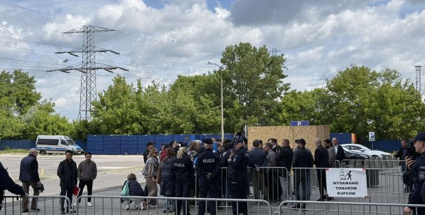 Komornik i kilku handlarzy w hali przy Modlińskiej 6D. „Dlaczego mamy oddać nasze majątki?”