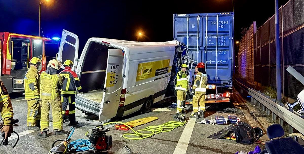 Pięć ofiar śmiertelnych wypadku na S2. Bus uderzył w ciężarówkę