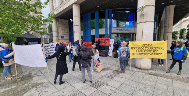 „Dowody przemocy są po prostu ignorowane”. Protest przed siedzibą KE w Warszawie