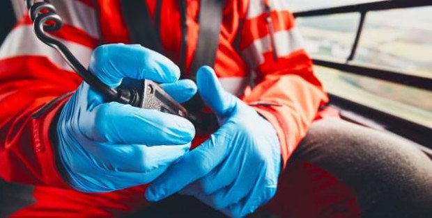 Atak na ratowników medycznych. Policja szuka 47-latka