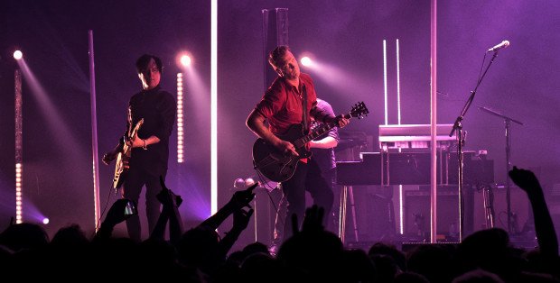 Wyjątkowy koncert Queens of the Stone Age w paryskich katakumbach. Felieton Bogdana Fabiańskiego