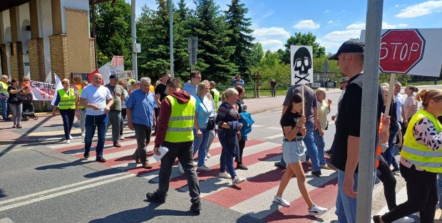„Walczymy o zdrowie naszych dzieci”. Mieszkańcy Wiśniewa protestowali przeciwko budowie asfaltowni