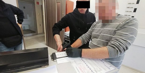 Jechał na dachu auta, biegał nago i kładł się na jezdni. Jest areszt dla Białorusina z S8