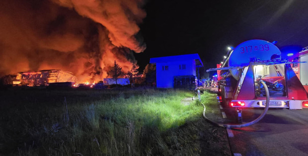 Śledztwo prokuratury i wątek obcych służb ws. pożaru hal pod Warszawą