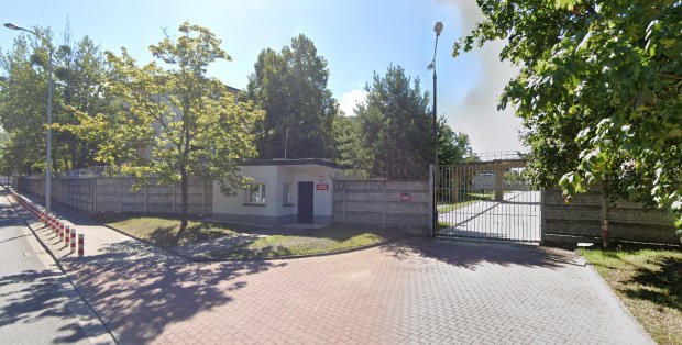 Samochód wjechał w budynek sądu na Bemowie