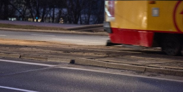 Śmieciarka wjechała pod tramwaj. Jedna osoba ranna, są utrudnienia