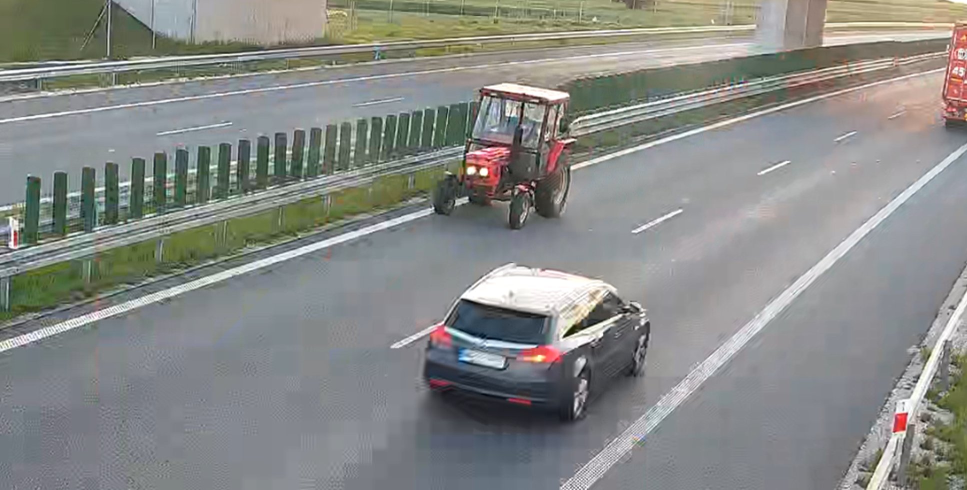 Jechał dwutonowym ciągnikiem pod prąd. O krok od tragedii na ekspresówce