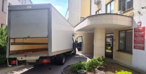 Wjechał dostawczakiem w budynek sądu. Nowe informacje ws. kierowcy