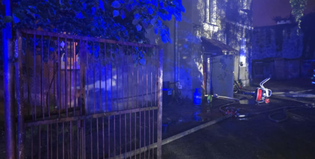 Śledztwo prokuratury ws. pożaru w Piastowie. Lokatorzy bez dachu nad głową