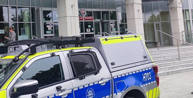 Spadł z maski jadącego auta. Niebezpieczna zabawa żyrardowskiej młodzieży