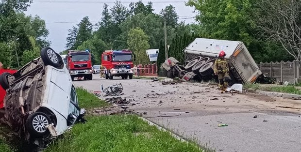 Tragiczny wypadek koło Grójca. W zderzeniu z ciężarówką zginął kierowca osobówki