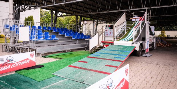 Jak wylądować telemarkiem? Skocznia narciarska dla dzieci stanęła w Siedlcach