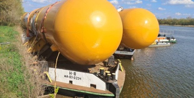 Gigantyczne zbiorniki dla Orlenu drugi miesiąc stoją na Wiśle. Przyczyną niski poziom wód