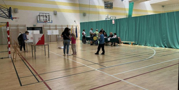 Więcej wyborców przy urnach niż cztery lata temu. Znamy frekwencję do południa