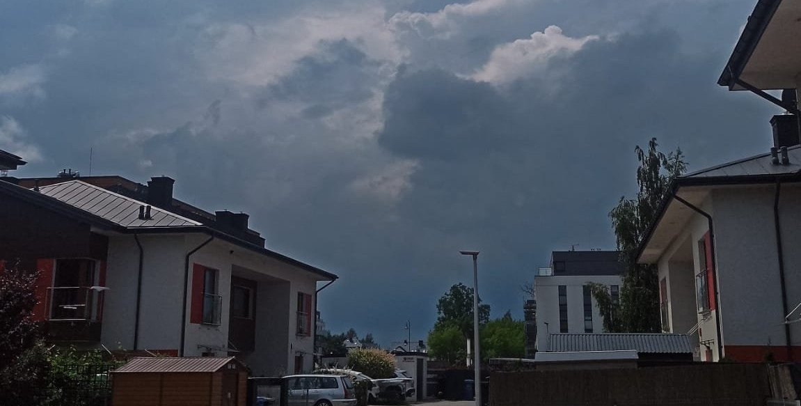 Burze i silny deszcz w południowej części Mazowsza. Są ostrzeżenia pogodowe