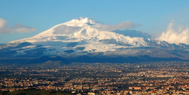 Silna aktywność Etny w wyniku zawalenia się części krateru