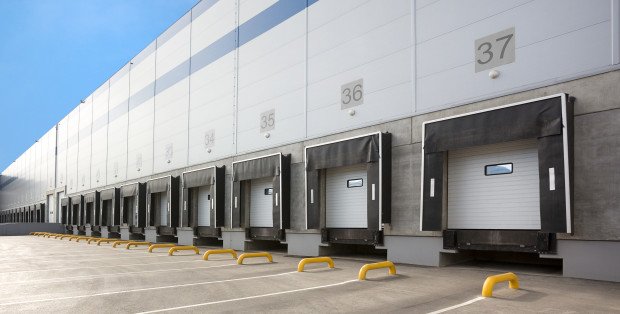 Brama do hali magazynowej – jakie parametry powinna spełniać?