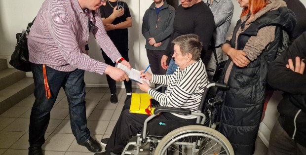 Niepełnosprawna pani Wiesława z Białołęki uratowana przed eksmisją