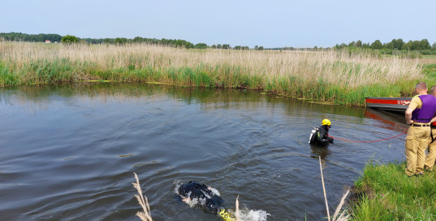 Nurkowie i policjanci przy użyciu drona szukają 22-latka z Ostrolęki