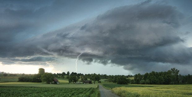 Front burzowy nadciąga nad Mazowsze. Ostrzeżenia pogodowe i alert RCB